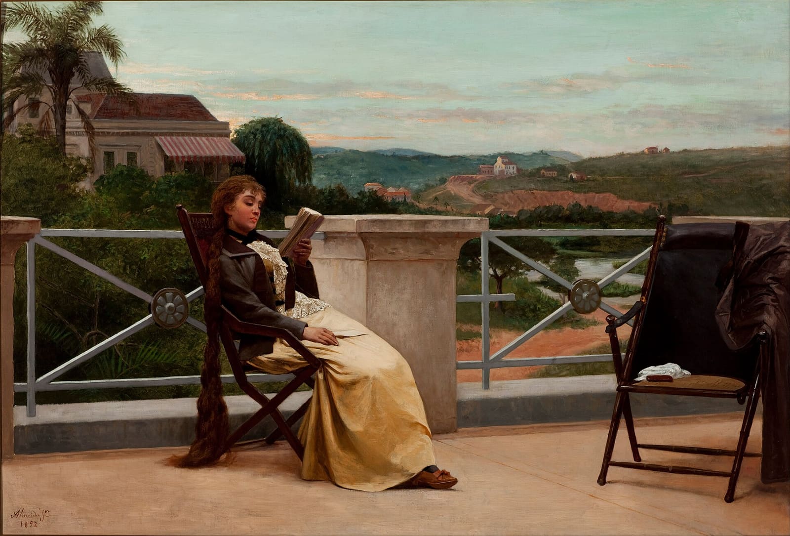 Pintura de uma mulher lendo um livro, sentada numa cadeira de varanda, com casas e morros ao fundo no fim da tarde.